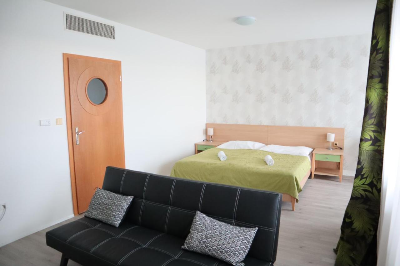 Hotel And Park Divoka Voda Bratislava Extérieur photo