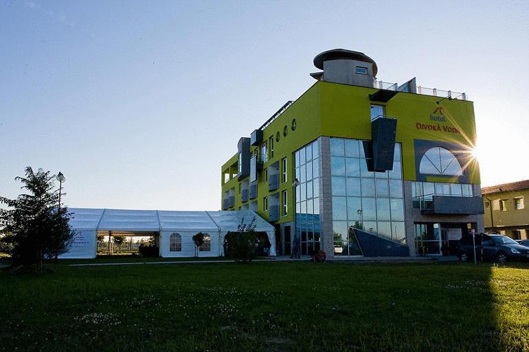 Hotel And Park Divoka Voda Bratislava Extérieur photo
